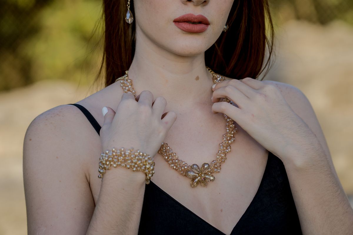 Bagues et bijoux en metal poses sur une surface sombre